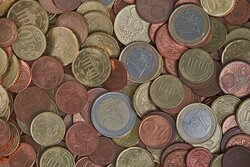 Brüchige Gemeinschaftswährung: Der Euro steht am Abgrund Foto: Michael Grabscheit/Pixelio